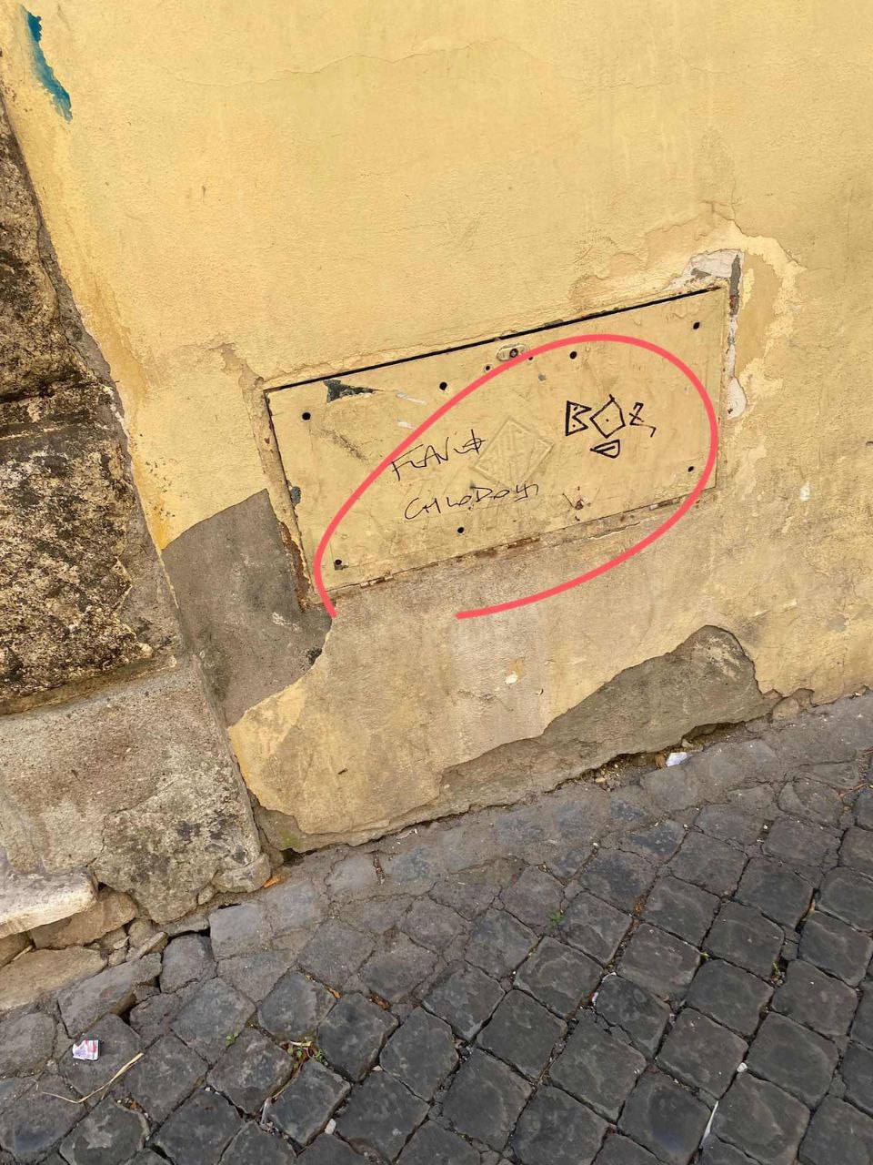 By the way, they left the key to the hut for me again, as if it were 5 grams., media 1