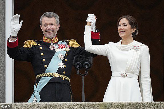 If you haven't seen the new king yet, here's a photo in higher quality from the same…, media 1
