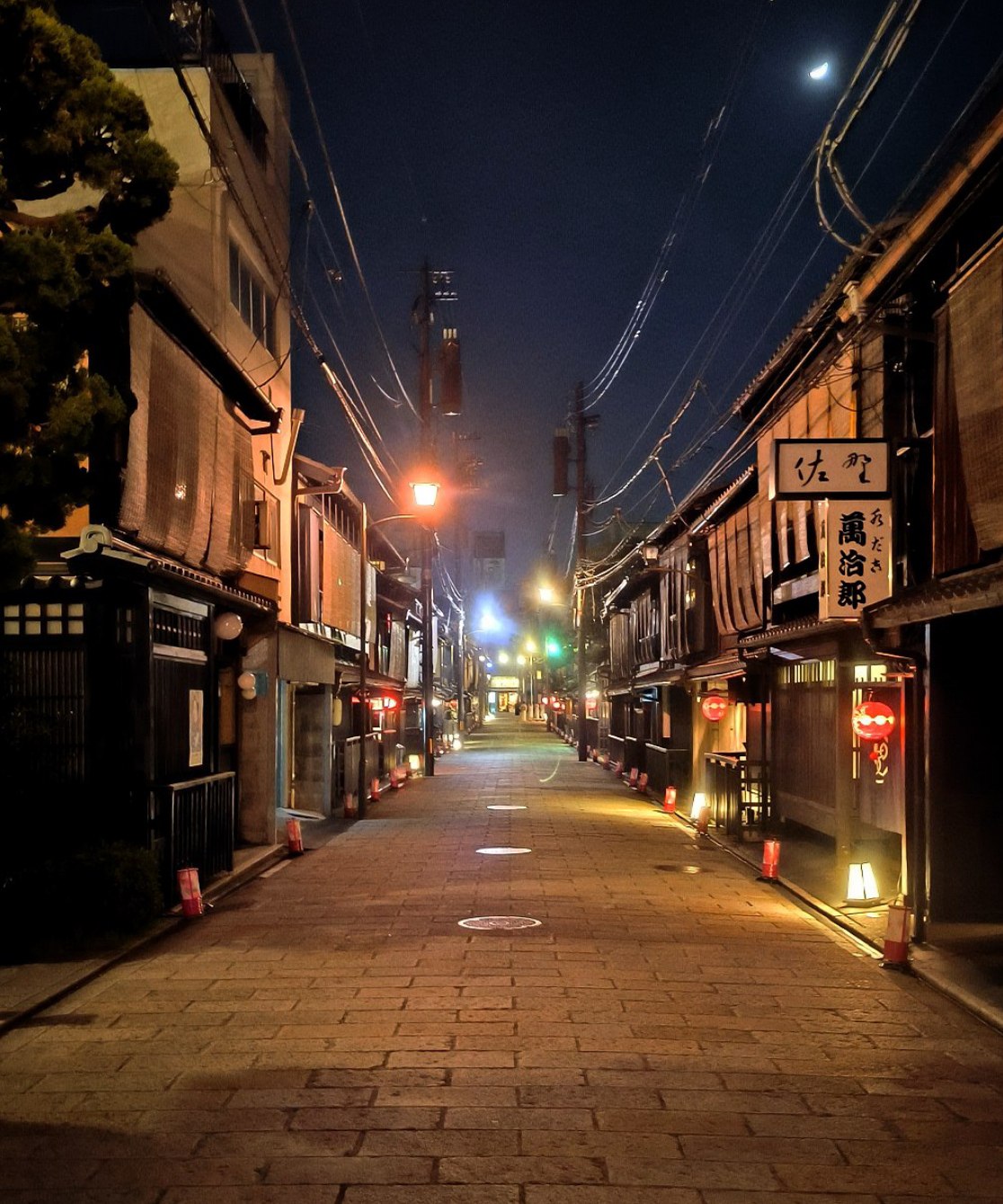 The well-known Gion district in #Kyoto, media 2