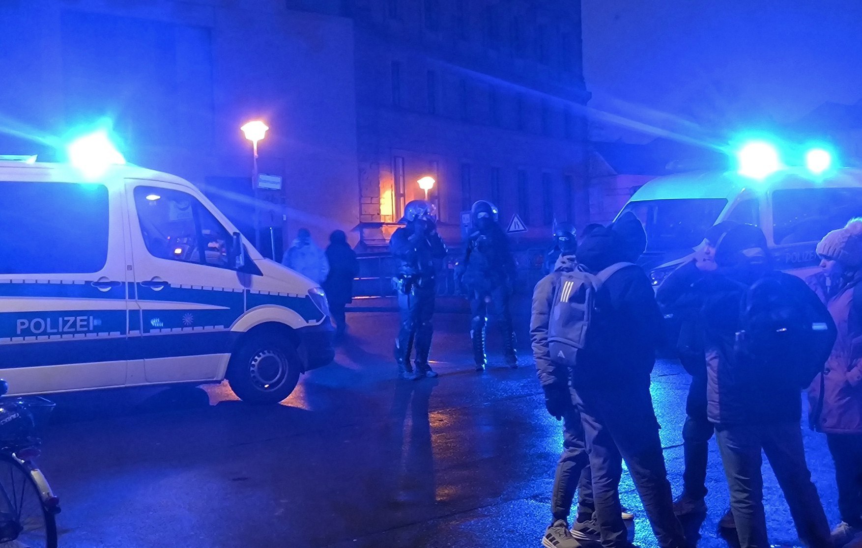 To somehow calm the crowd, the center of #Berlin is partially cordoned off by the police., media 3