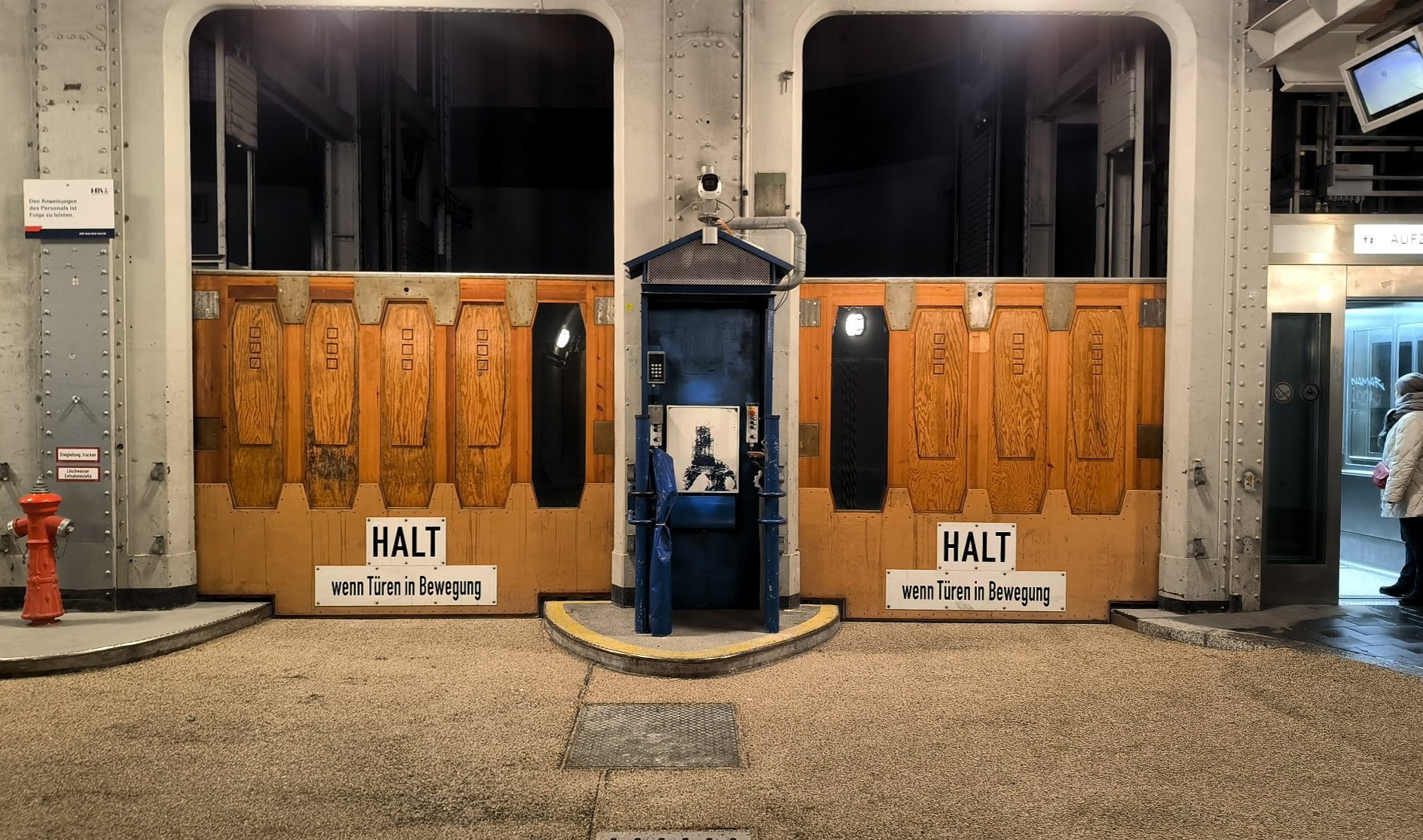 Another of the ancient engineering creations in #Hamburg - an underground tunnel under…, media 5