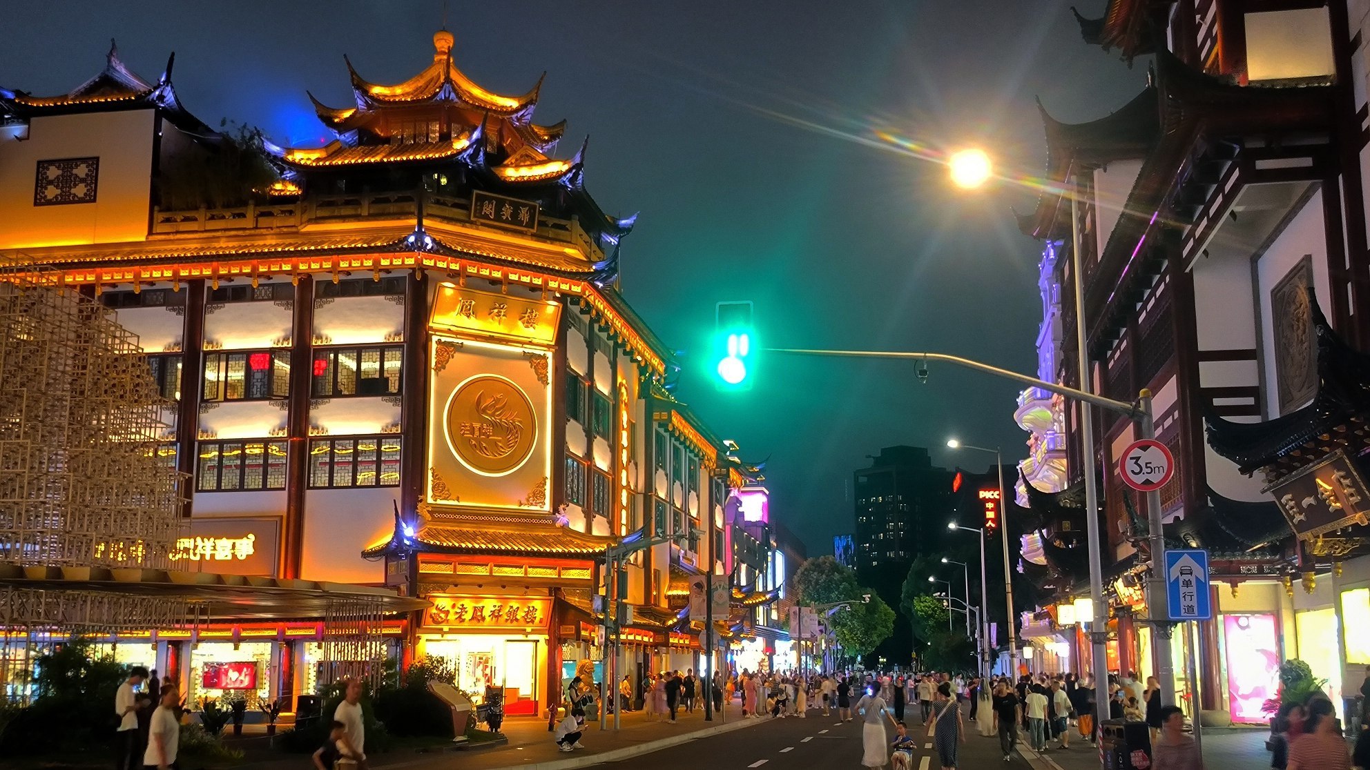 Night in Shanghai., media 2