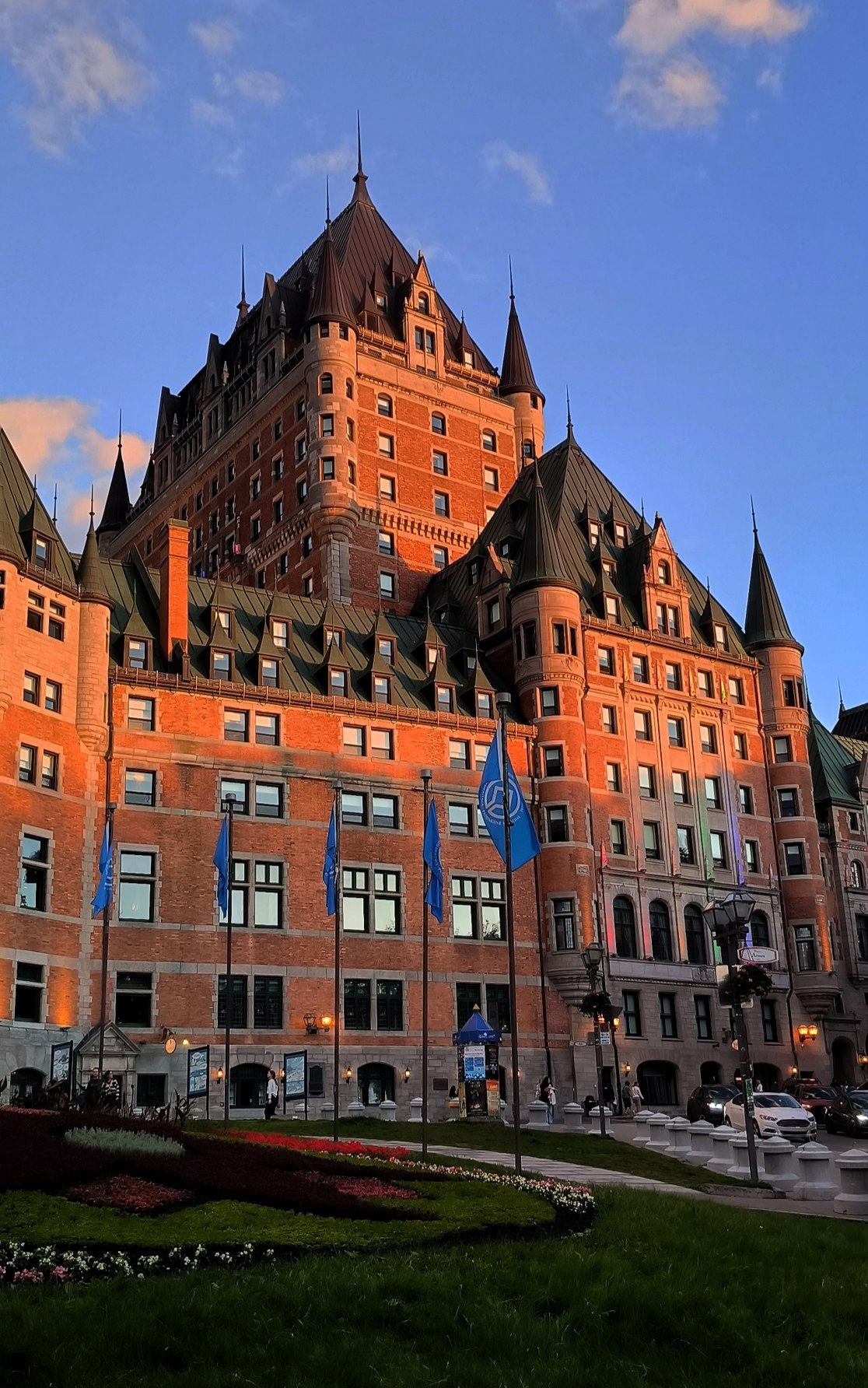 It's hard not to notice the elephant while walking through the streets of #Quebec!, media 2