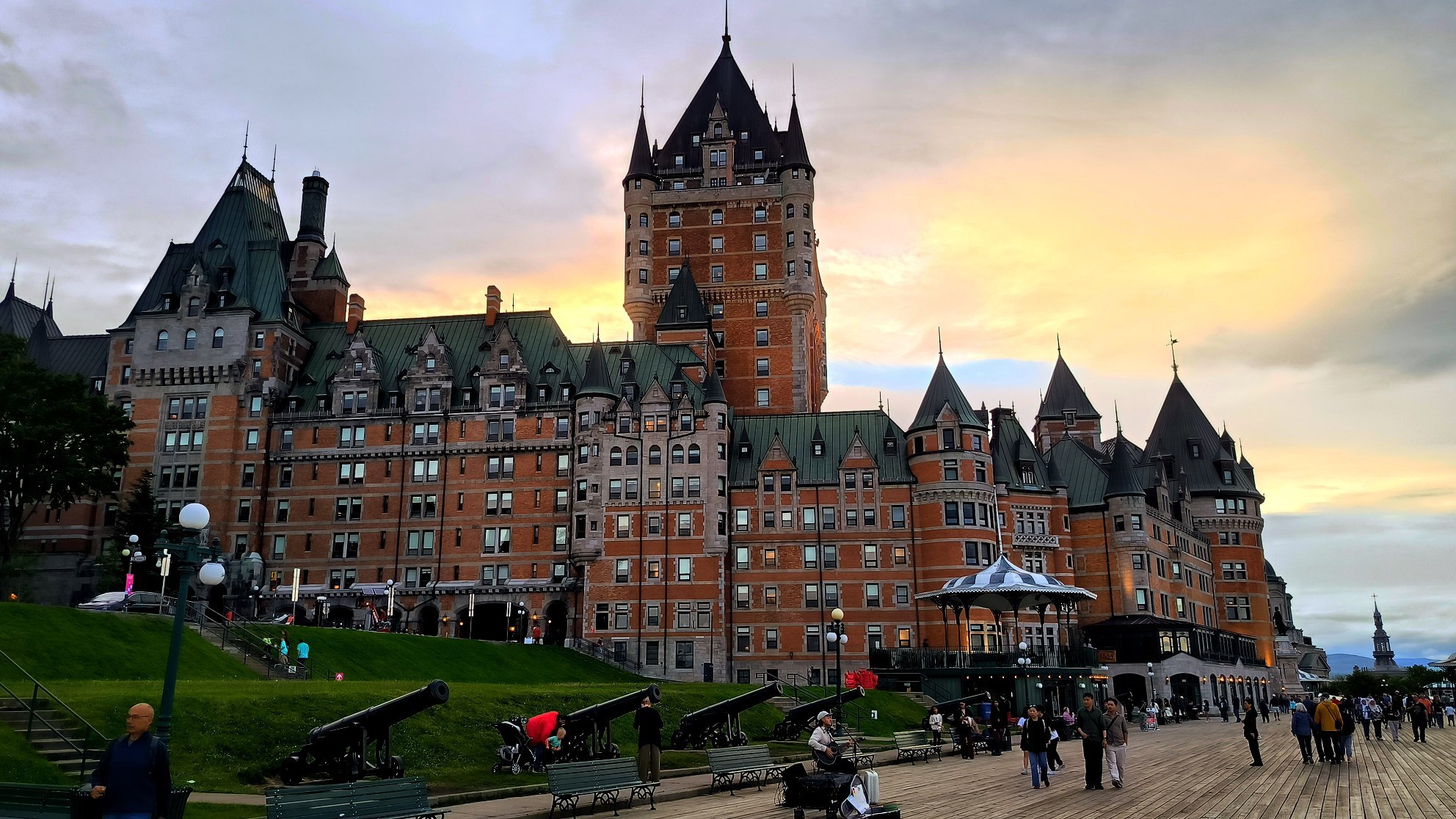 It's hard not to notice the elephant while walking through the streets of #Quebec!, media 4