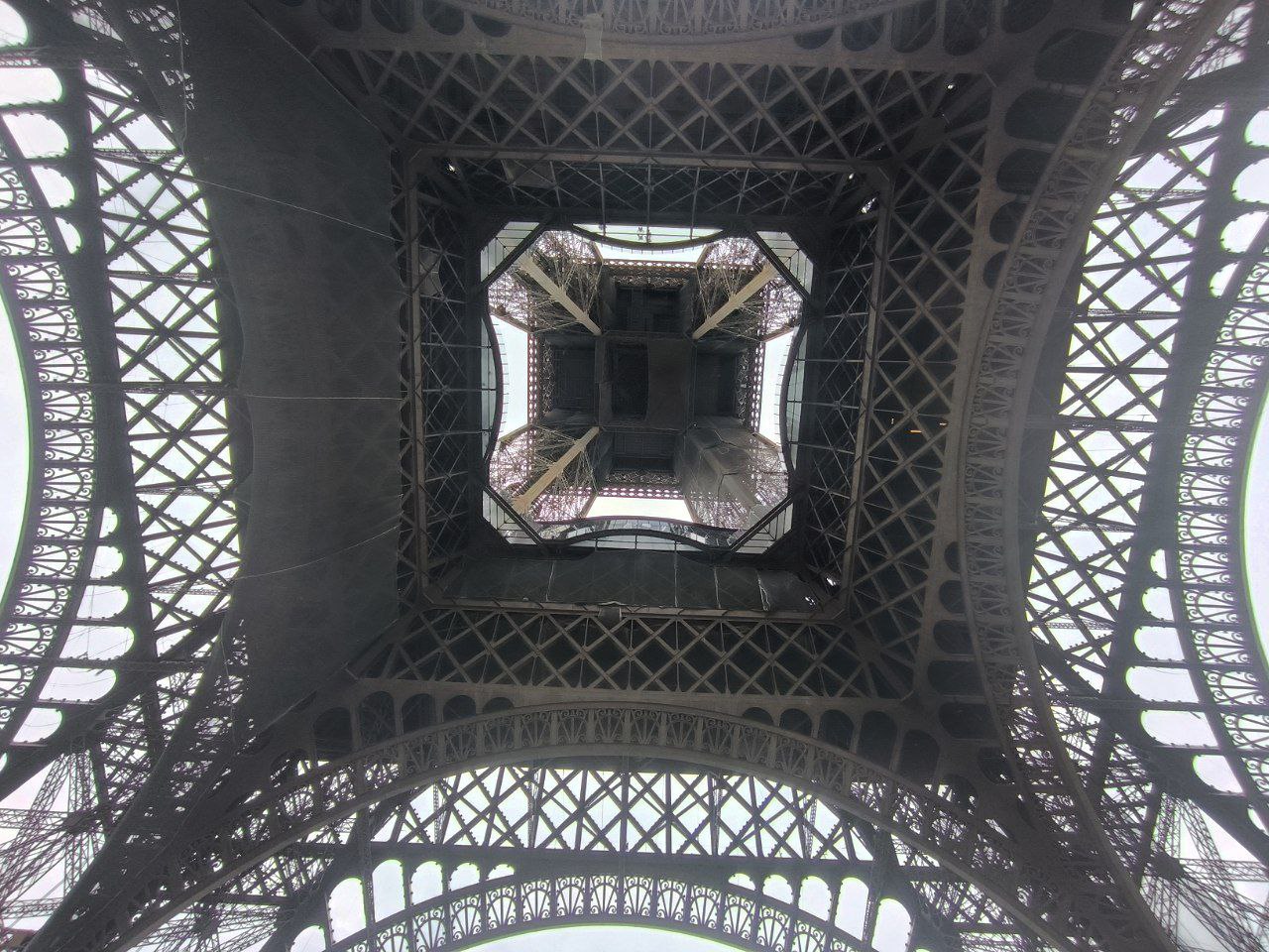 #Paris, media 6